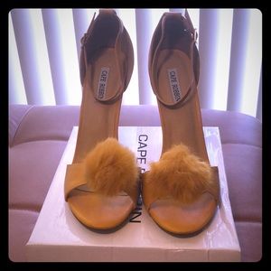 Cape Robbin Open Toe Pump w/ Pom Pom - Size 8.5